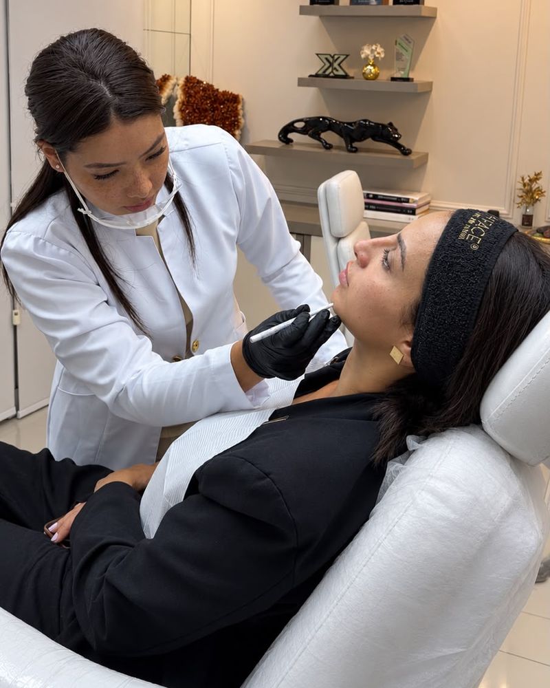 Dra. Bárbara Camilo, de jaleco, planejando o atendimento de uma paciente na MY FACE®